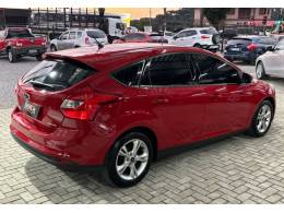 FORD - FOCUS - 2013/2014 - Vermelha - R$ 54.900,00