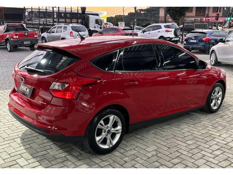 FORD - FOCUS - 2013/2014 - Vermelha - R$ 54.900,00