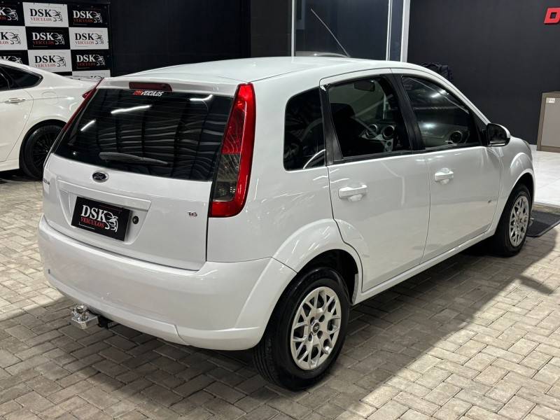 FORD - FIESTA - 2014/2014 - Branca - R$ 37.900,00