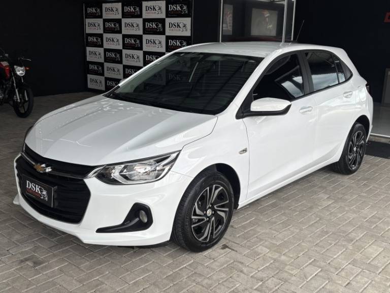 CHEVROLET - ONIX - 2023/2024 - Branca - R$ 82.900,00