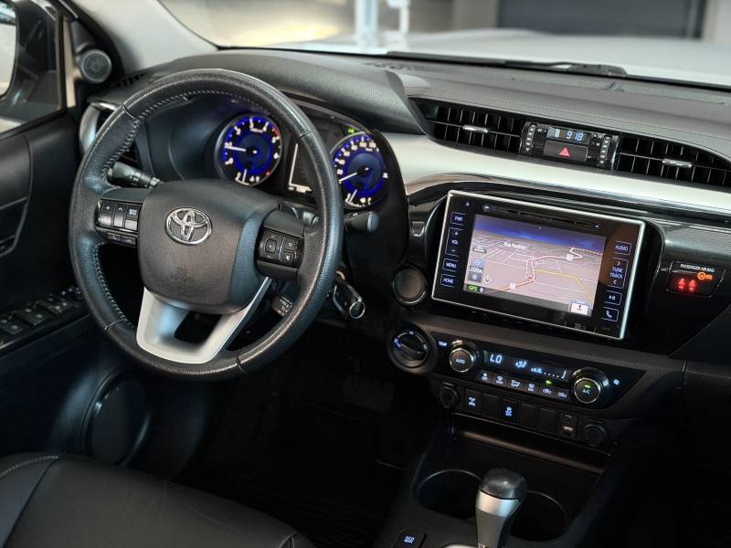 TOYOTA - HILUX - 2016/2017 - Branca - R$ 177.900,00
