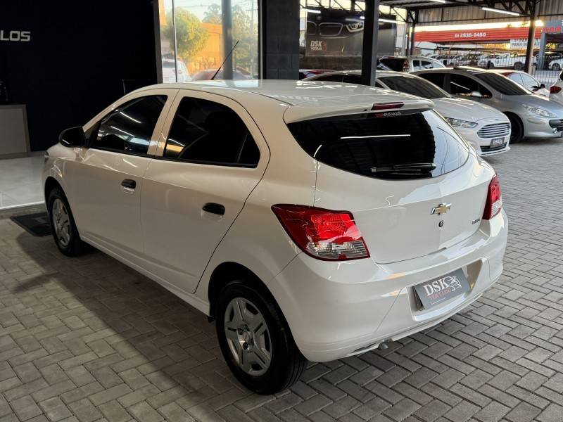 CHEVROLET - ONIX - 2015/2015 - Branca - R$ 43.900,00