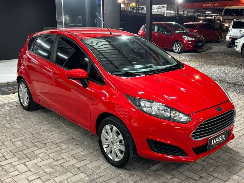FORD - FIESTA - 2015/2015 - Vermelha - R$ 46.900,00