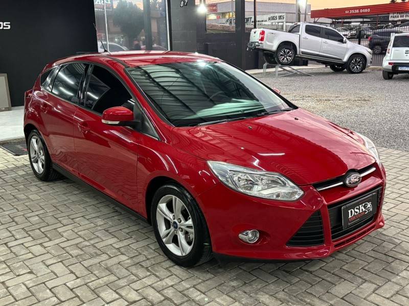 FORD - FOCUS - 2013/2014 - Vermelha - R$ 54.900,00
