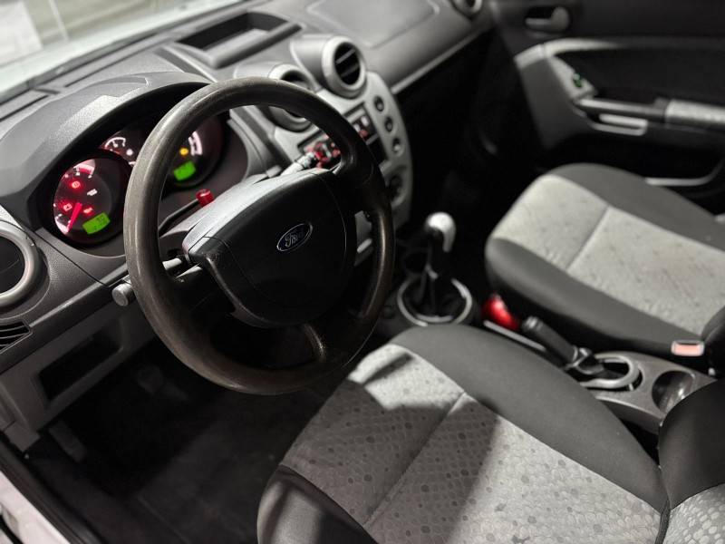 FORD - FIESTA - 2014/2014 - Branca - R$ 37.900,00