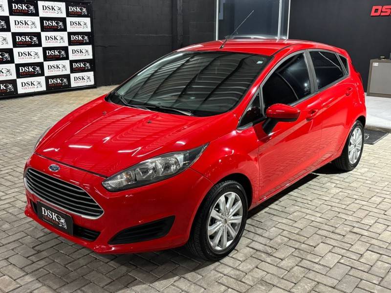 FORD - FIESTA - 2015/2015 - Vermelha - R$ 46.900,00