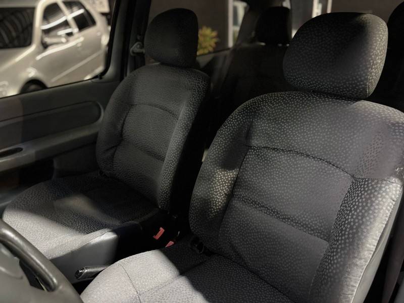 RENAULT - CLIO - 2006/2006 - Prata - R$ 20.900,00