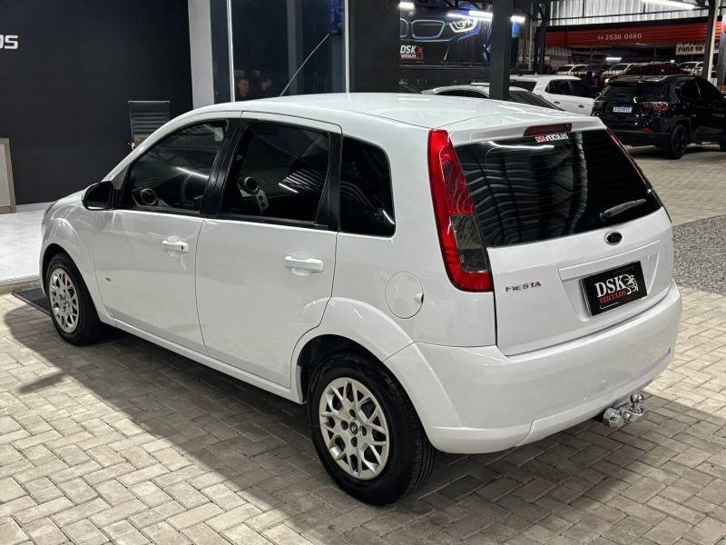FORD - FIESTA - 2014/2014 - Branca - R$ 37.900,00