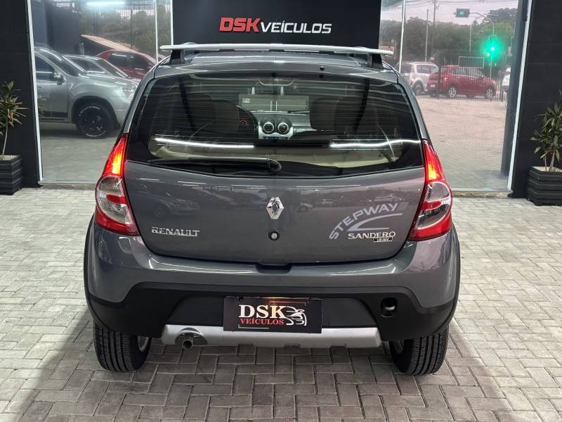 RENAULT - SANDERO - 2008/2009 - Prata - R$ 32.900,00