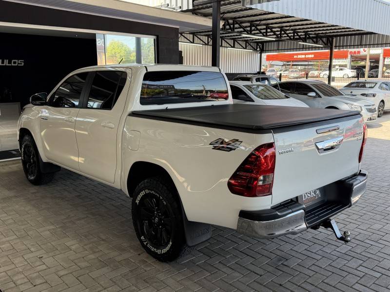 TOYOTA - HILUX - 2016/2017 - Branca - R$ 177.900,00