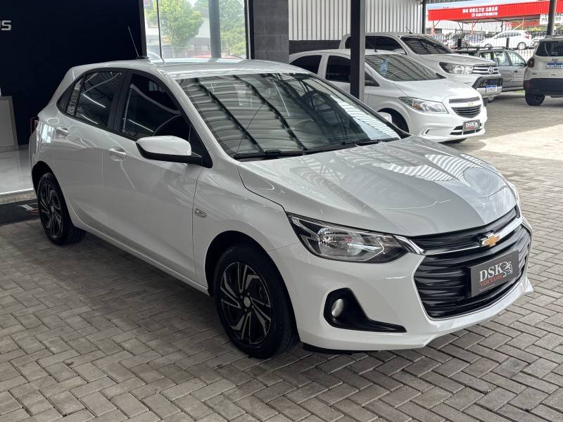 CHEVROLET - ONIX - 2023/2024 - Branca - R$ 82.900,00