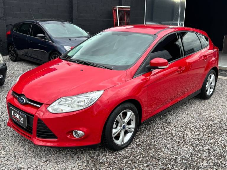FORD - FOCUS - 2013/2014 - Vermelha - R$ 54.900,00