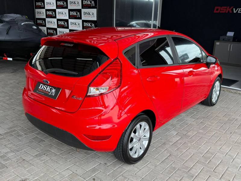 FORD - FIESTA - 2014/2015 - Vermelha - R$ 43.900,00