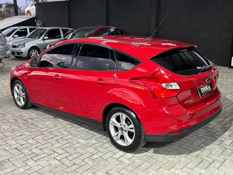 FORD - FOCUS - 2013/2014 - Vermelha - R$ 54.900,00
