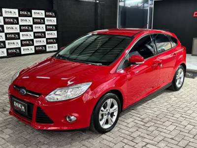 FORD - FOCUS - 2013/2014 - Vermelha - R$ 54.900,00