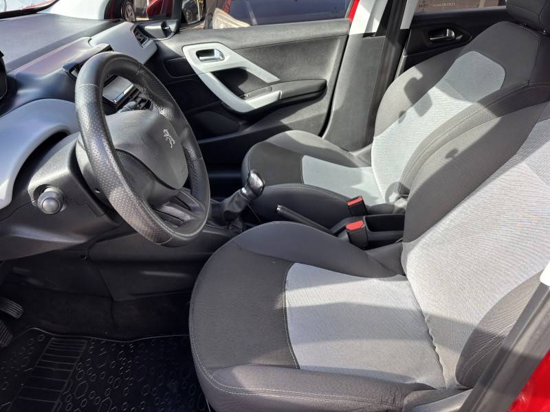 PEUGEOT - 208 - 2013/2014 - Vermelha - R$ 37.900,00