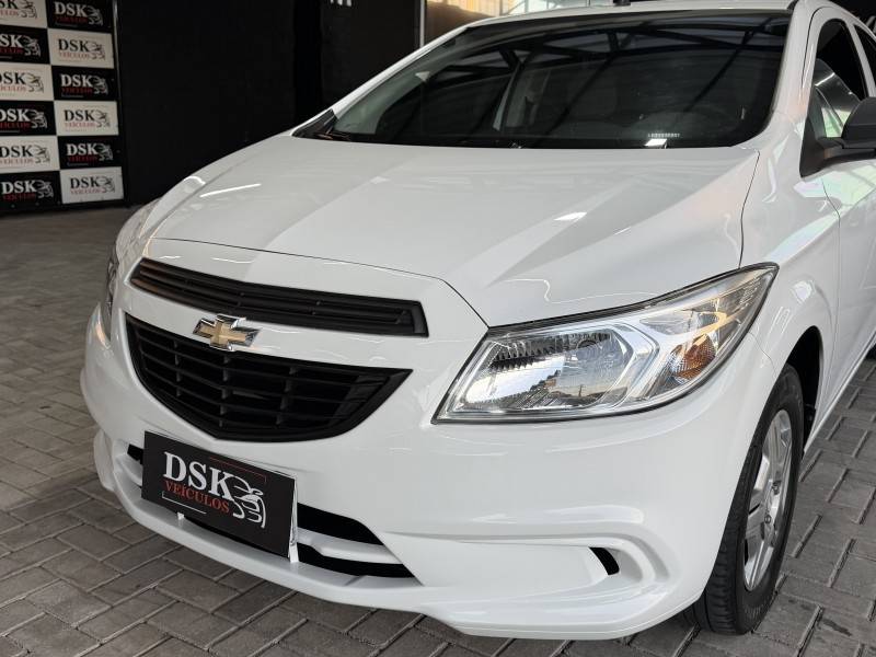 CHEVROLET - ONIX - 2015/2015 - Branca - R$ 43.900,00