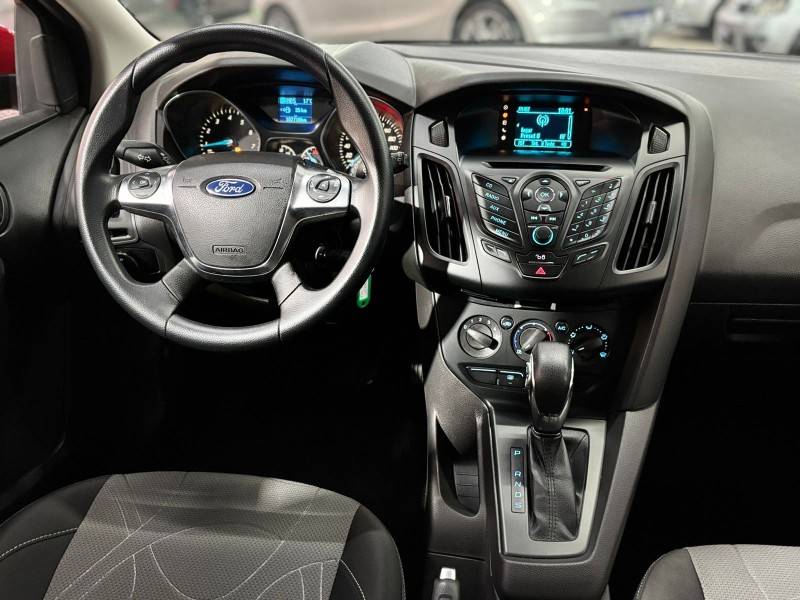 FORD - FOCUS - 2013/2014 - Vermelha - R$ 54.900,00