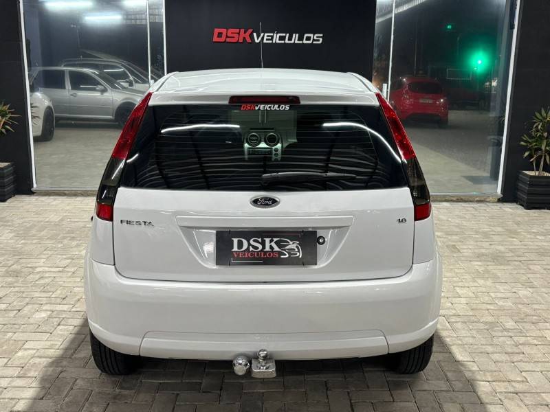 FORD - FIESTA - 2014/2014 - Branca - R$ 37.900,00