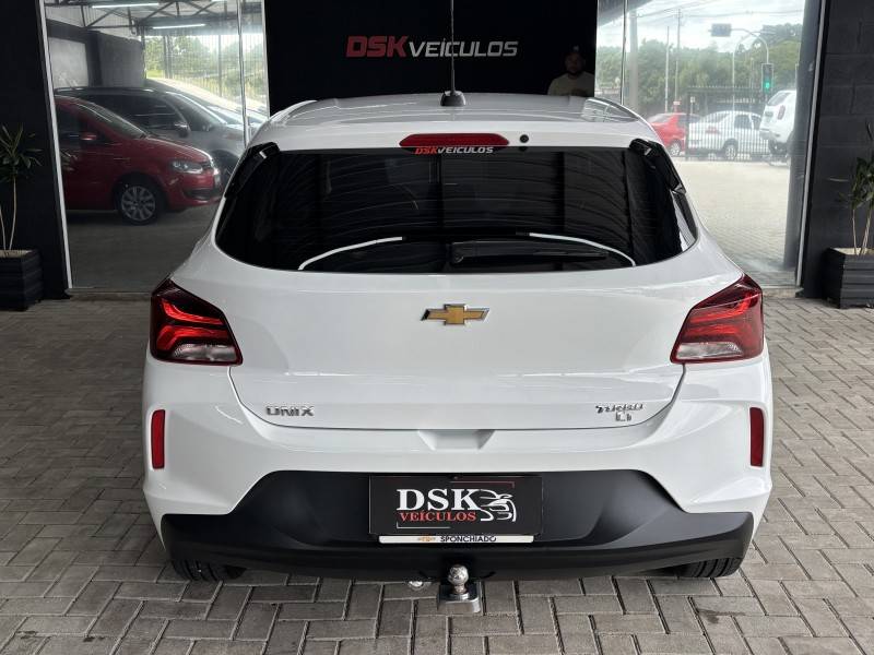 CHEVROLET - ONIX - 2023/2024 - Branca - R$ 82.900,00