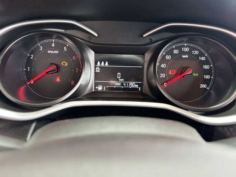 CHEVROLET - ONIX - 2023/2024 - Branca - R$ 82.900,00