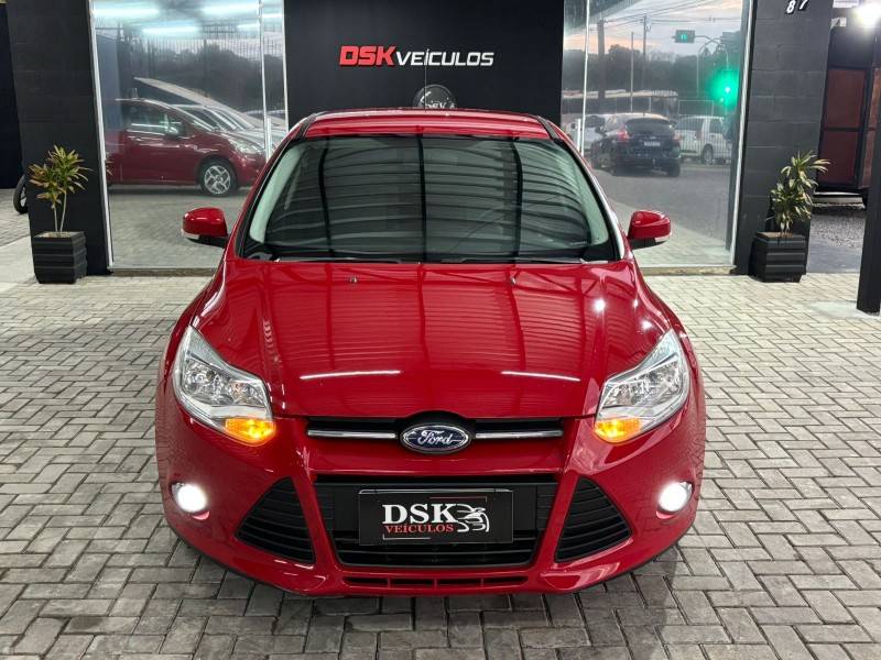 FORD - FOCUS - 2013/2014 - Vermelha - R$ 54.900,00