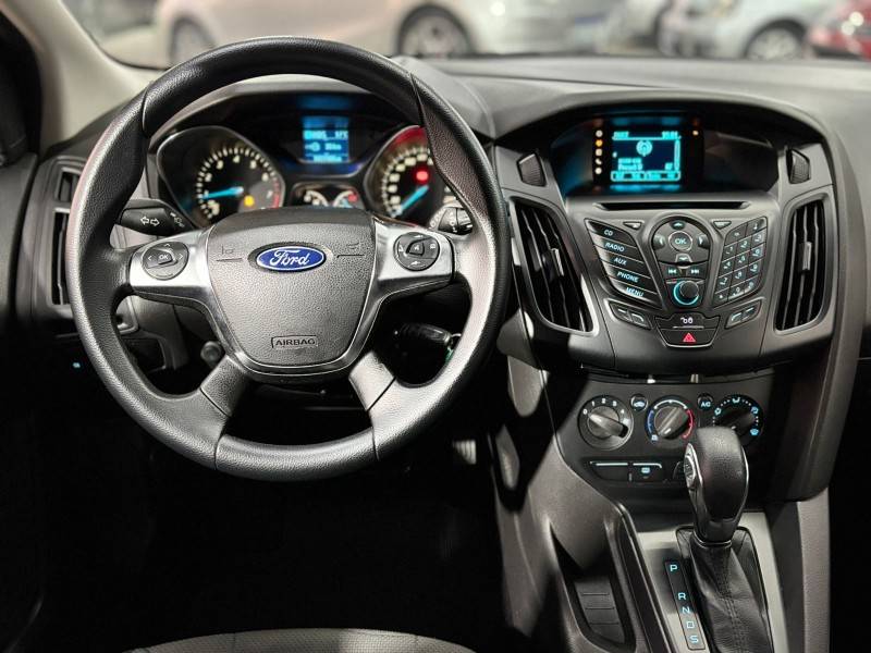 FORD - FOCUS - 2013/2014 - Vermelha - R$ 54.900,00