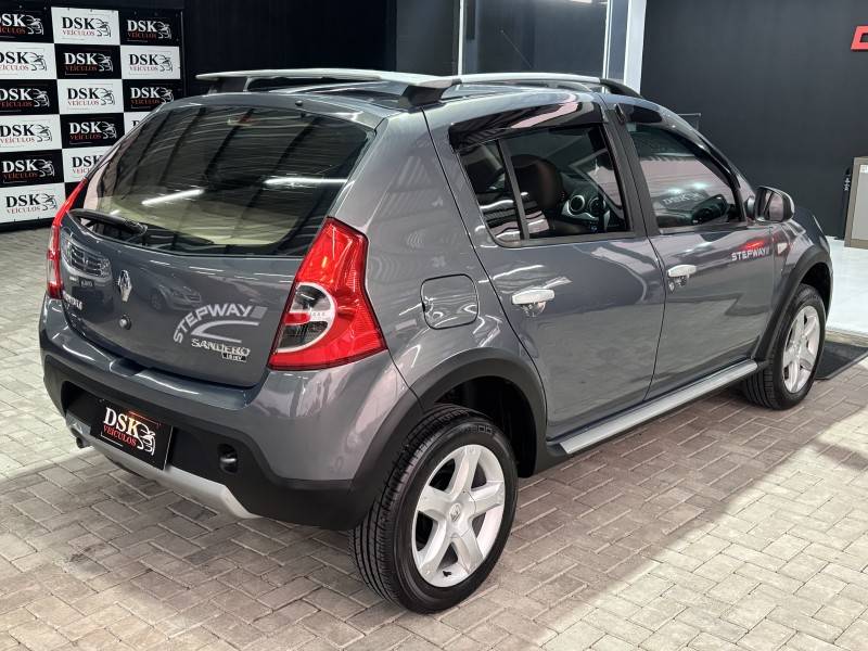 RENAULT - SANDERO - 2008/2009 - Prata - R$ 32.900,00