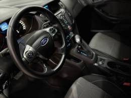 FORD - FOCUS - 2013/2014 - Vermelha - R$ 54.900,00