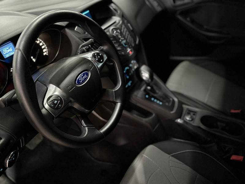 FORD - FOCUS - 2013/2014 - Vermelha - R$ 54.900,00